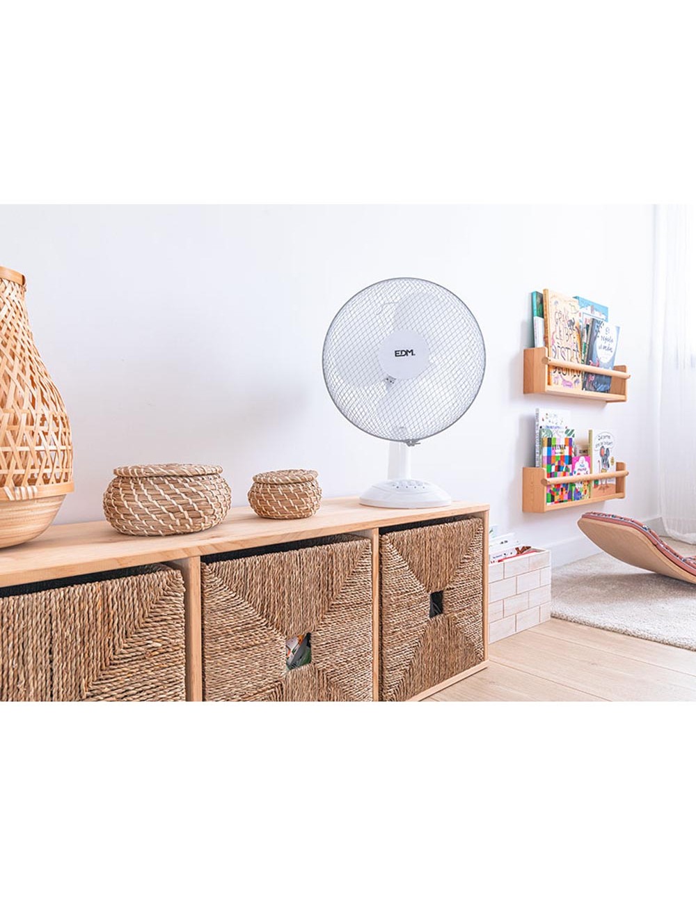 Ventilador de sobremesa. color blanco. potencia: 35w 53,4 db aspas: ø30 x 48 cm