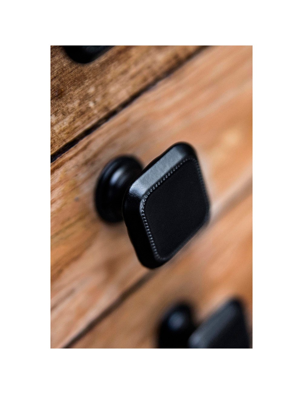 Blister con 4 pomos metálicos para mueble, con acabado negro mate mod. 3120 30x30mm rei