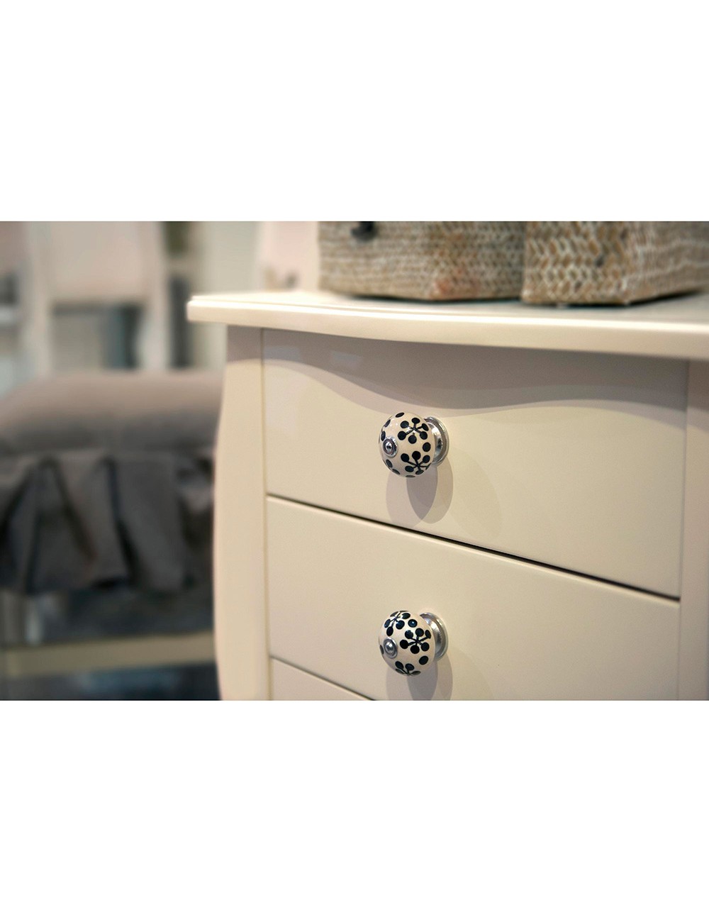 Blister con 4 pomos redondos para mueble fabricado en porcelana acabado flor azul mod. e506 ø40mm rei