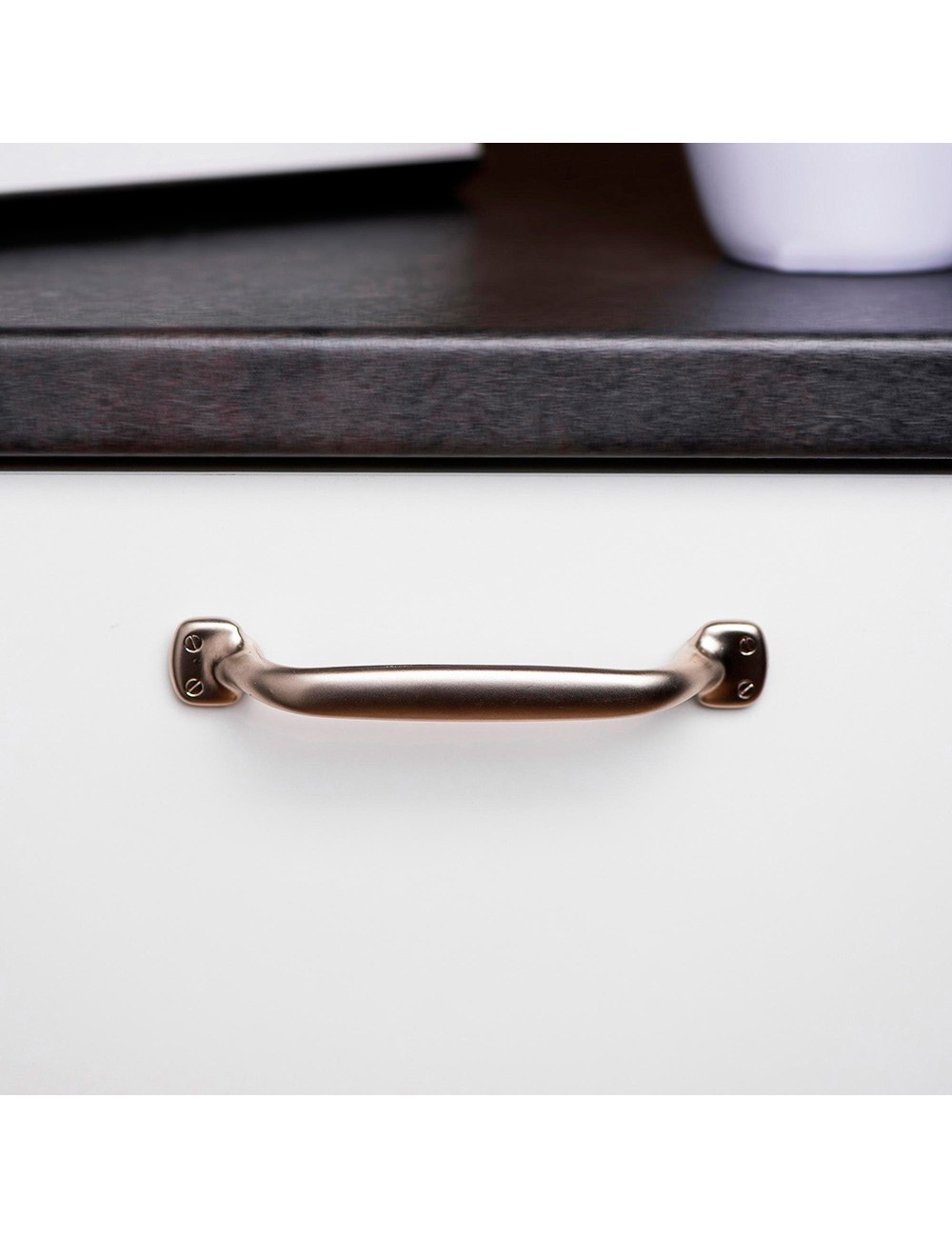 Blister con 4 tiradores de mueble tipo asa fabricado en zamak acabado níquel bisú mod. 580 entrepuntos 96mm rei