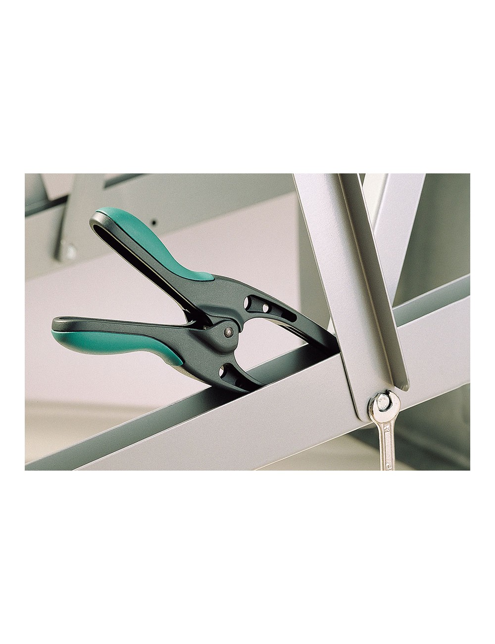 Pinza con mordazas acabadas en punta mt de 70 mm