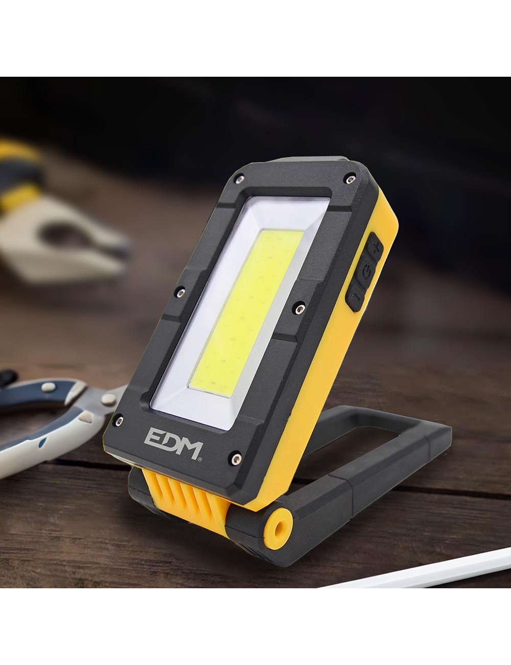 Linterna de trabajo led recargable con base basculante