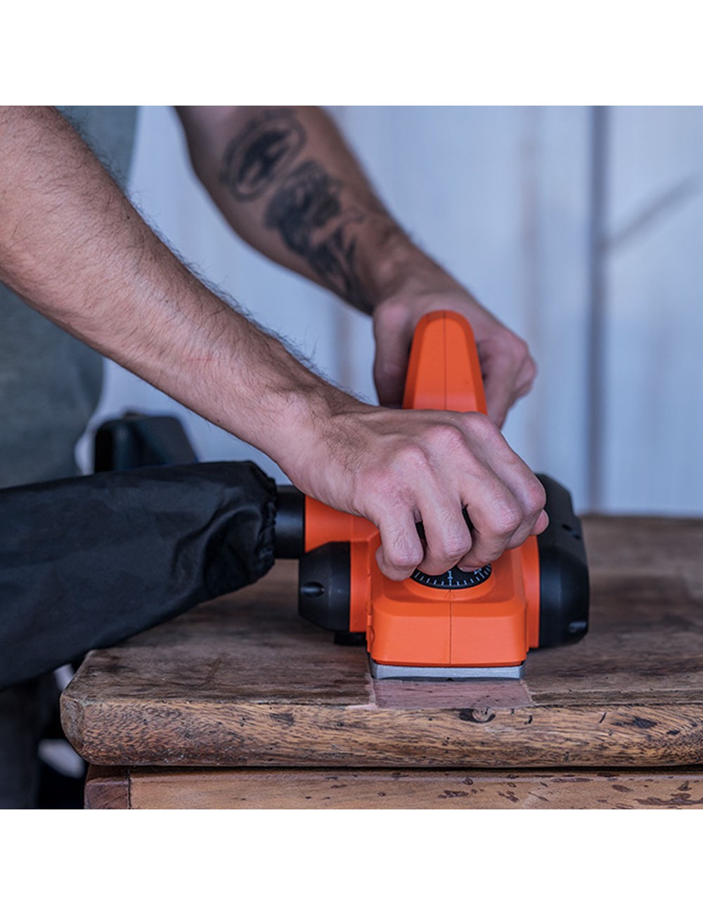 Cepillo eléctrico 710w bew712-qs black+decker