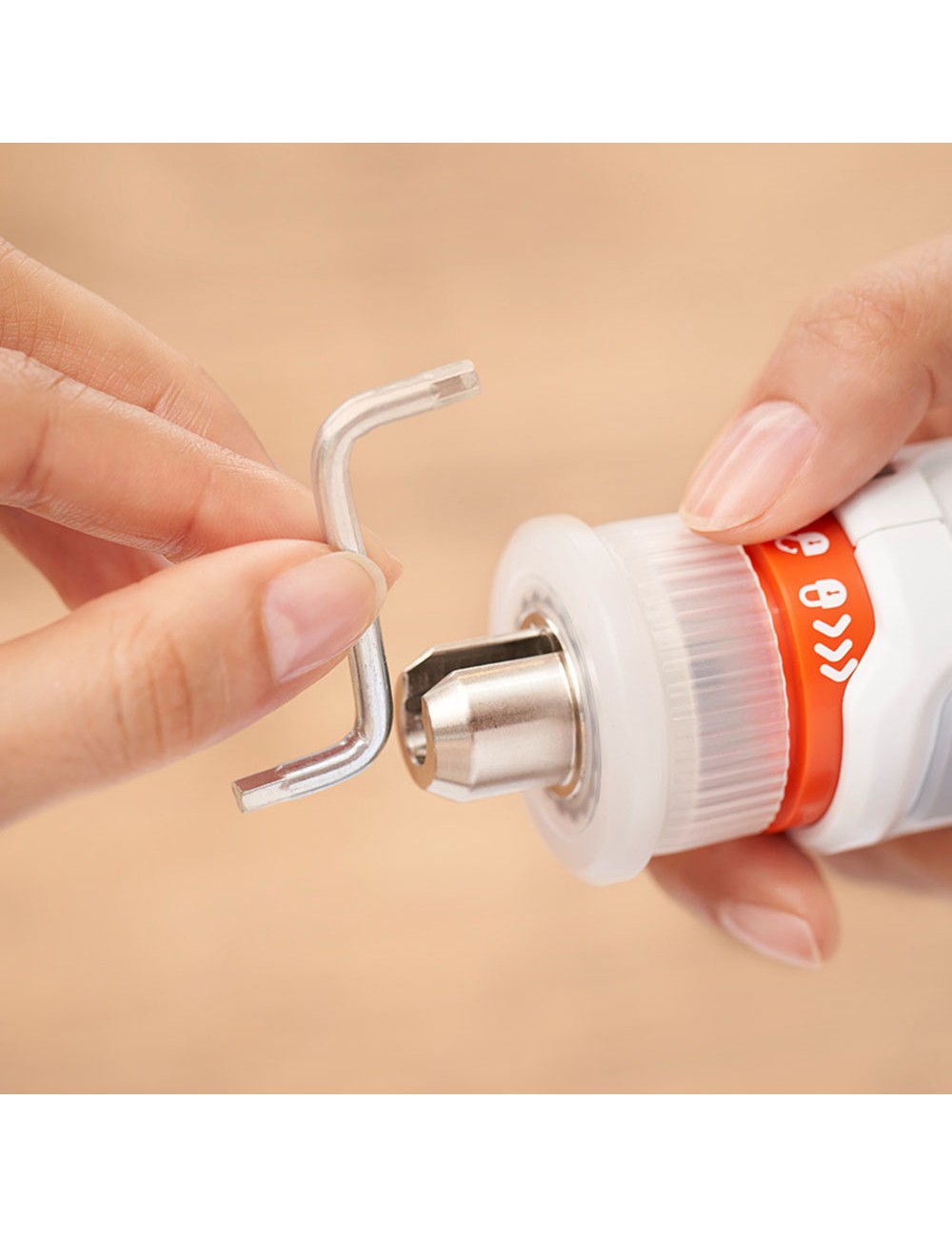 Kit: atornillador hexdriver 3,6v + aspirador de mano 3,6v bcknvcrta01-qw black & decker