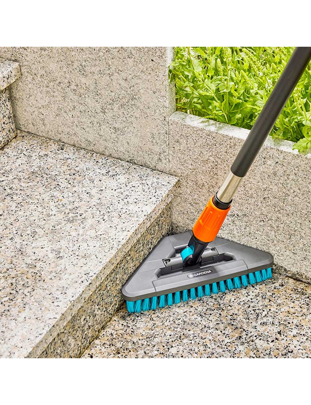 Cepillo de cerdas duras triangular flex cleansystem para limpieza de superficies duras y rincones 18814-20 gardena