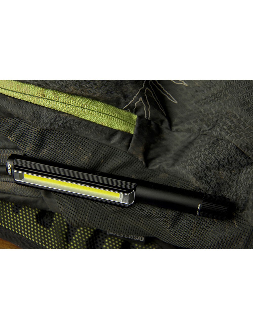 Linterna lil larry. base magnética clip. por la compra de 18 unidades un expositor de regalo