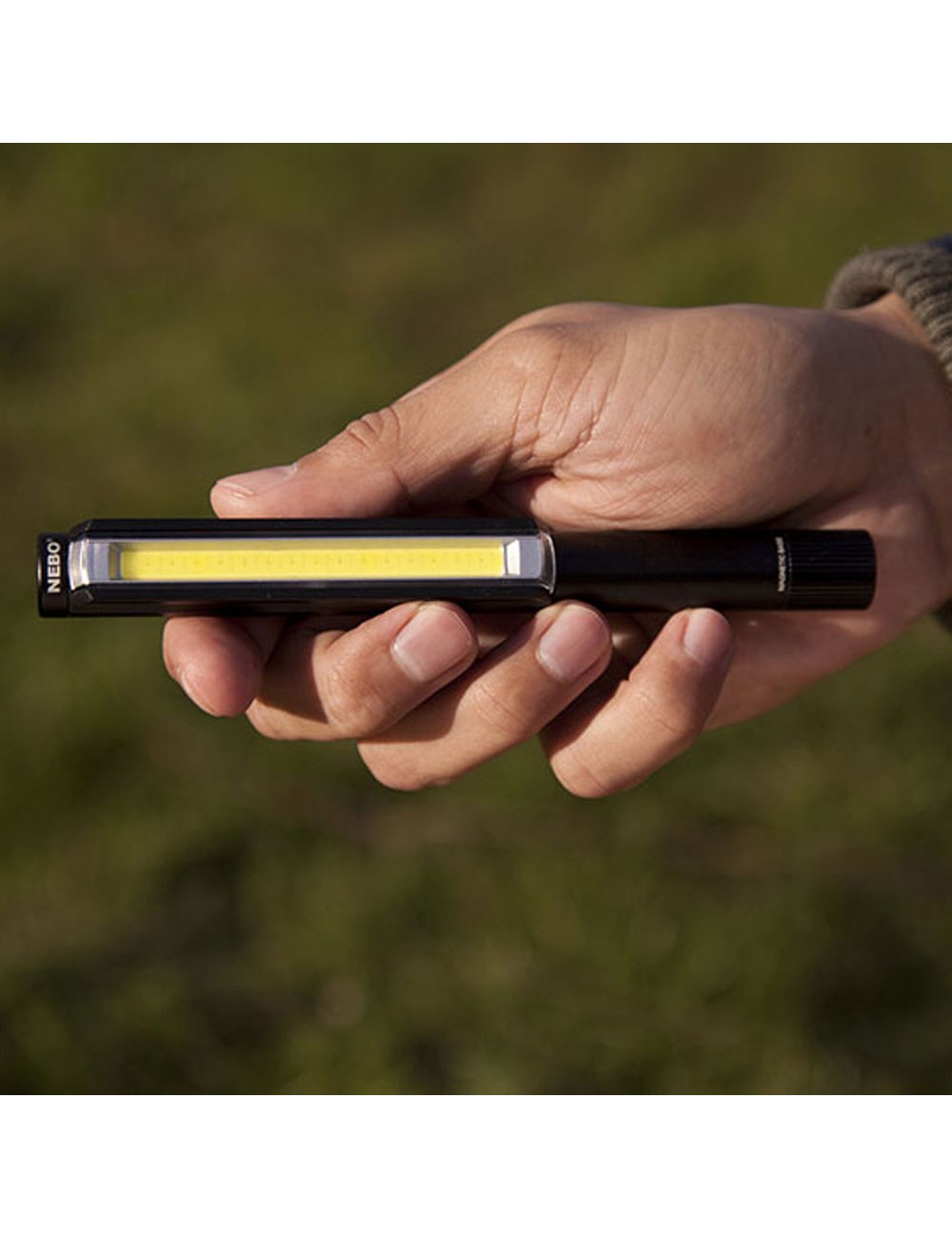 Linterna lil larry. base magnética clip. por la compra de 18 unidades un expositor de regalo