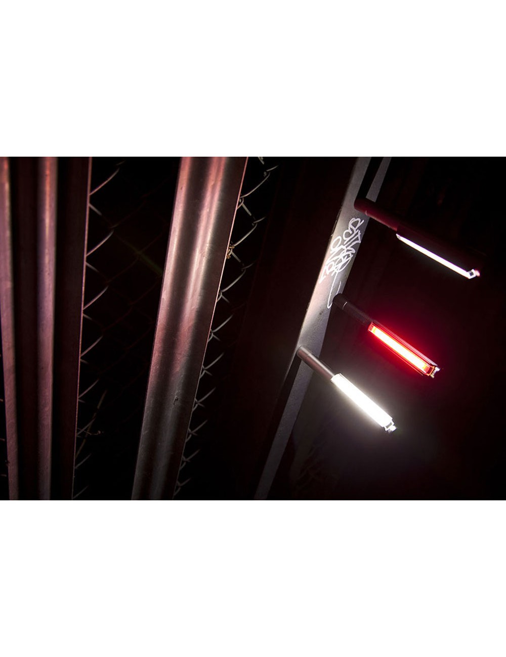 Linterna lil larry. base magnética clip. por la compra de 18 unidades un expositor de regalo