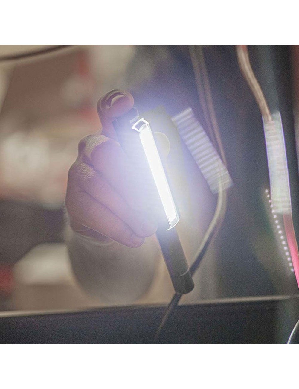 Linterna lil larry. base magnética clip. por la compra de 18 unidades un expositor de regalo