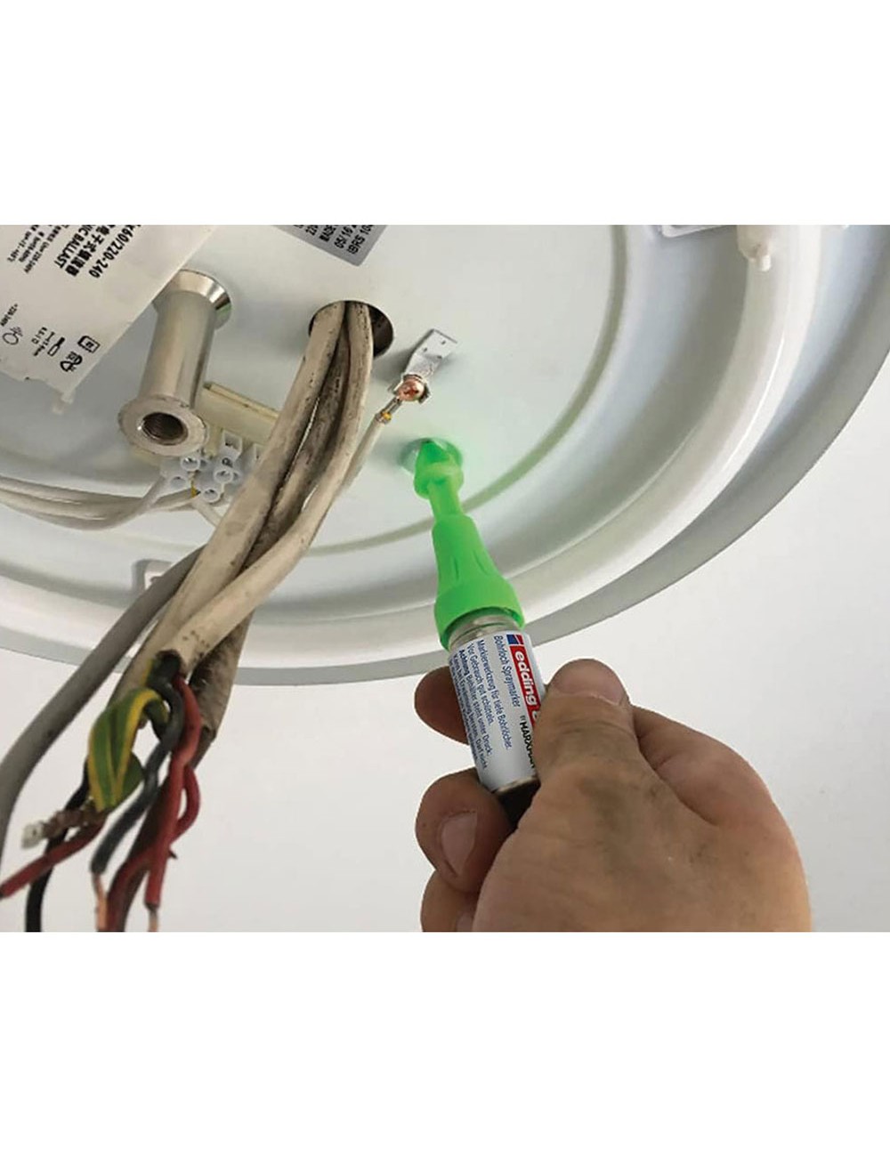 Marcador en spray pintura fluorescente a la tiza verde para agujeros perforados