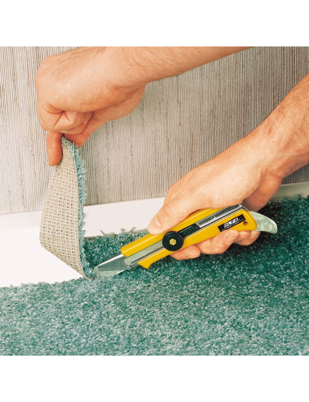 Cúter con bloqueo manual especial para el corte de moquetas con cuchilla de 18 mm