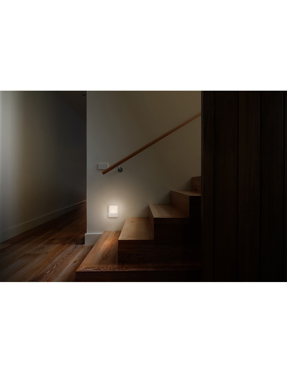 Piloto de noche con sensor de movimiento y enchufe